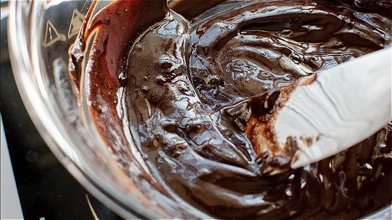 Receta Perfecta de Brownies Fudgy con Bourbon y Nueces Pecan: Un Clásico Irresistible