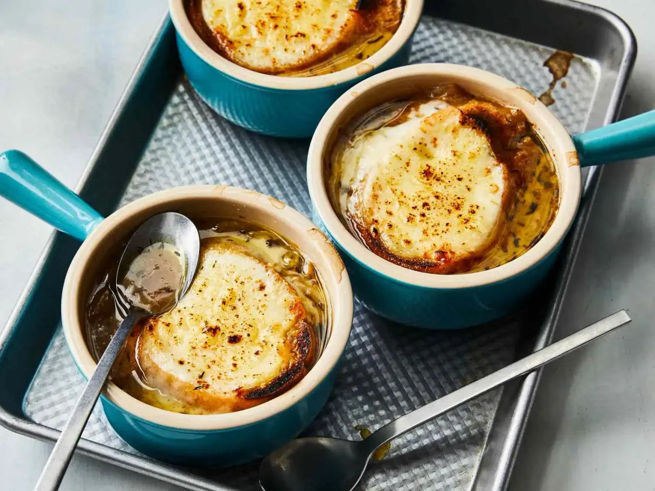 Sopa de cebolla francesa rica y sencilla