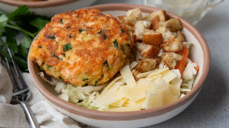 Receta Versátil: Bowl o Hamburguesa de Salmón Zippy y Saludable