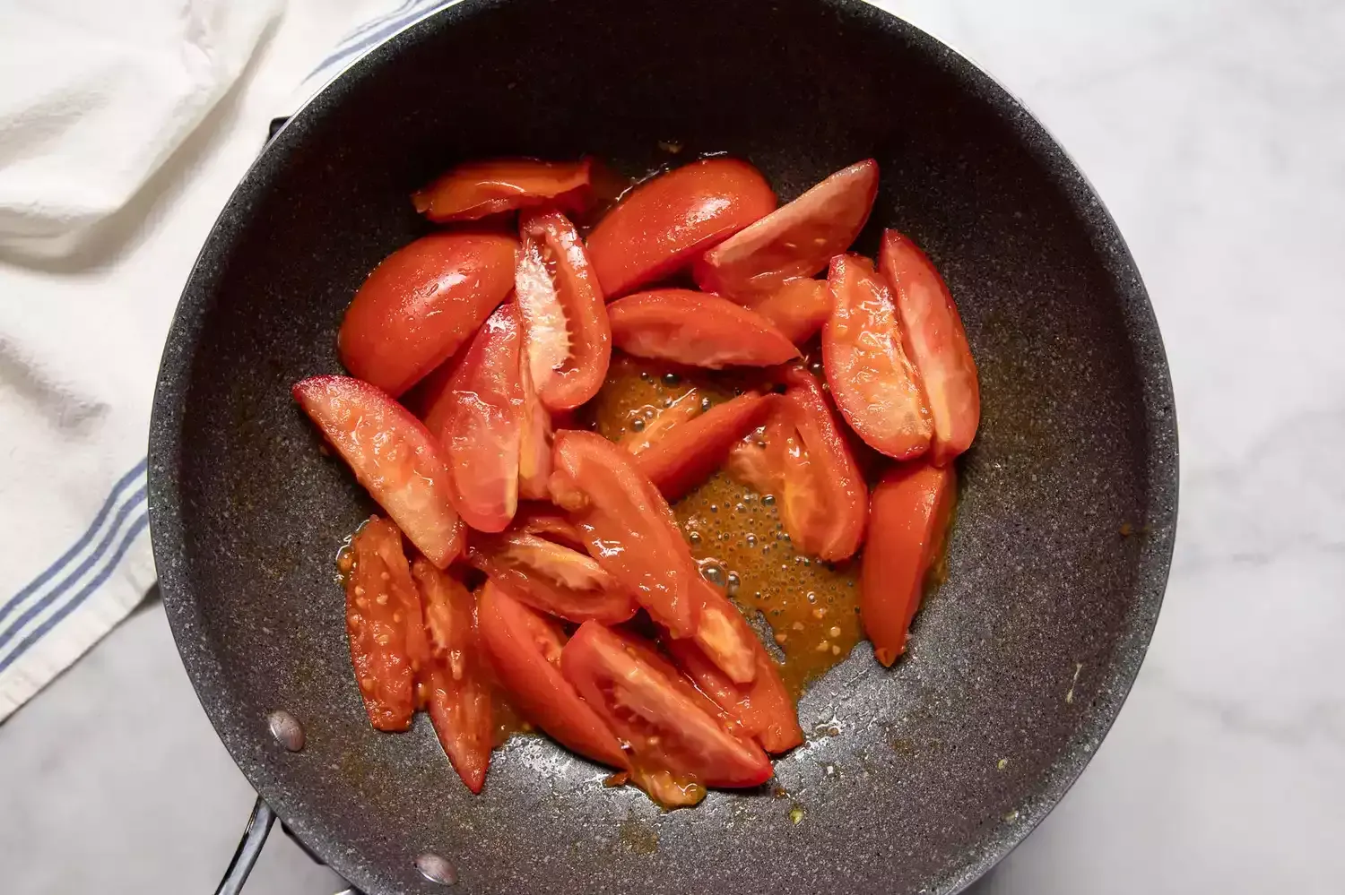 Revuelto de Huevo con Tomate Chino al Estilo Latino