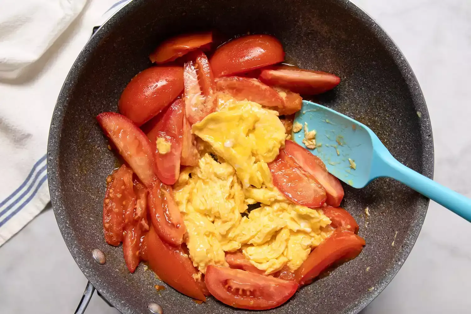 Revuelto de Huevo con Tomate Chino al Estilo Latino