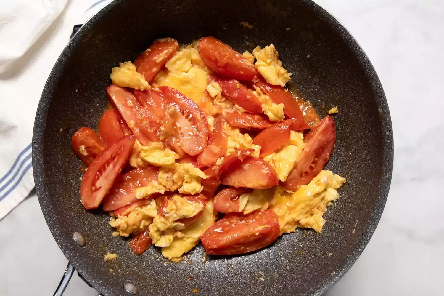 Revuelto de Huevo con Tomate Chino al Estilo Latino