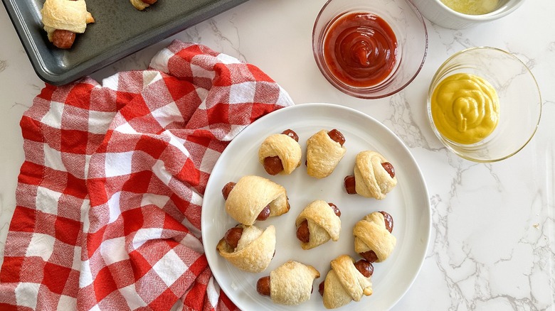 Salchichas Envueltas: La Receta Clásica de 3 Ingredientes para Saborear la Infancia