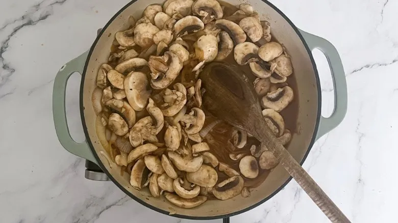 Salisbury Steak en un Solo Sartén: La Receta Definitiva para Cenas Rápidas y Deliciosas