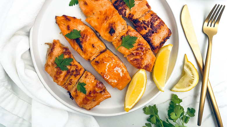 Salmón a la Plancha con Miel y Mostaza: Receta Rápida de 5 Ingredientes para una Comida Saludable