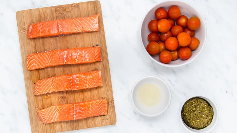 Salmón al Horno con Pesto: Receta Fácil, Rápida y Saludable para Toda Ocasión