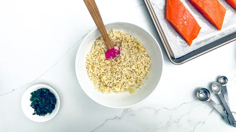 Salmón con Costra de Parmesano y Panko: Receta Gourmet Rápida y Crujiente
