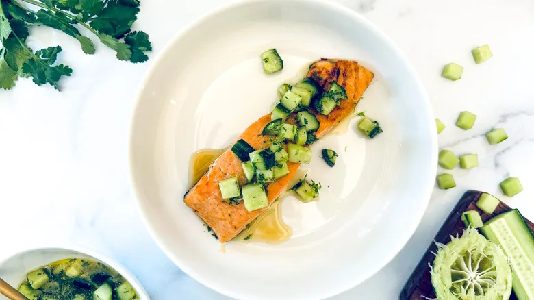 Salmón con Salsa Fresca de Pepino y Limón: Una Receta Saludable y Fácil para Cualquier Ocasión