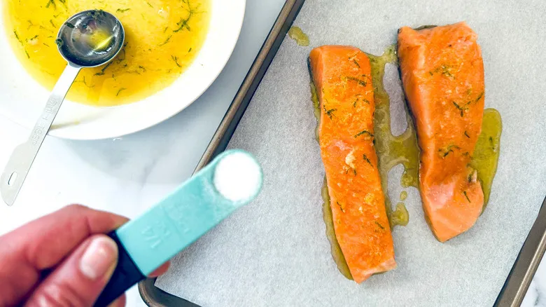 Salmón con Salsa Fresca de Pepino y Limón: Una Receta Saludable y Fácil para Cualquier Ocasión