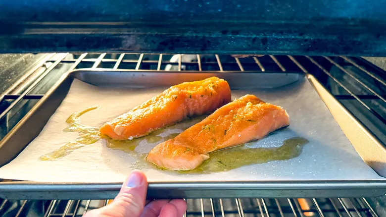 Salmón con Salsa Fresca de Pepino y Limón: Una Receta Saludable y Fácil para Cualquier Ocasión