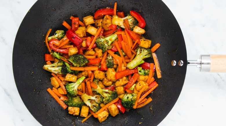 Salteado Vegano de Tofu Crujiente: Receta Fácil y Saludable para Toda la Semana