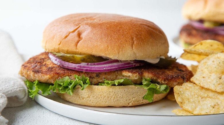 Sándwich de Chuleta de Cerdo Frita Clásico: Receta Fácil y Jugosa para Deleitarte