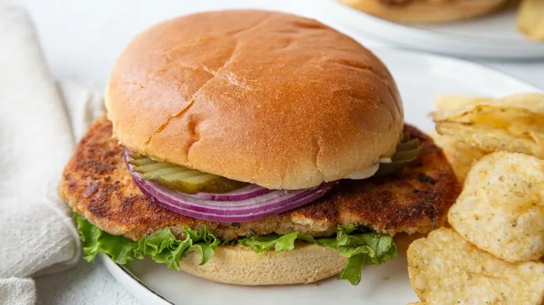 Sándwich de Chuleta de Cerdo Frita Clásico: Receta Fácil y Jugosa para Deleitarte
