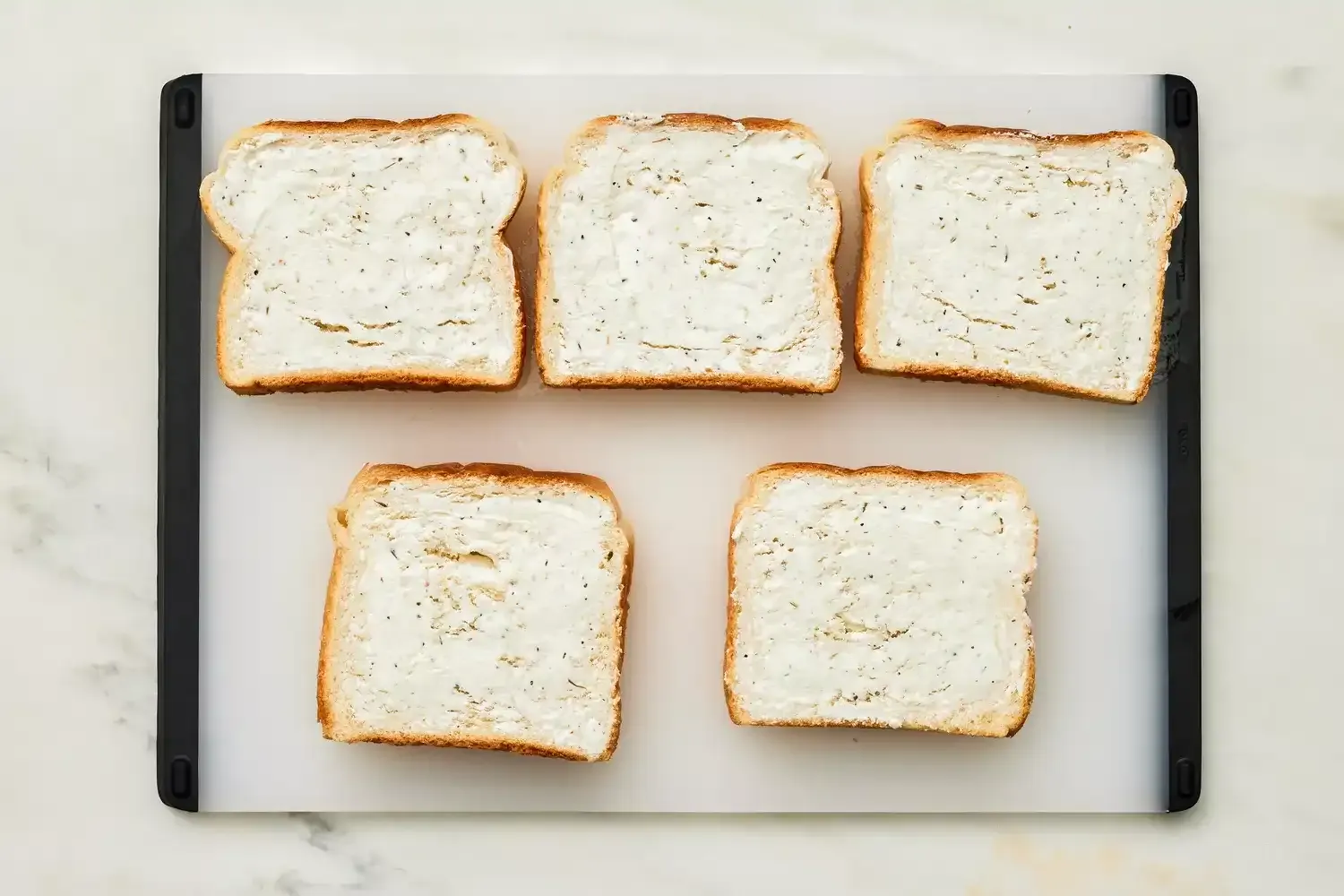 Sándwiches de queso gratinados en bandeja para horno