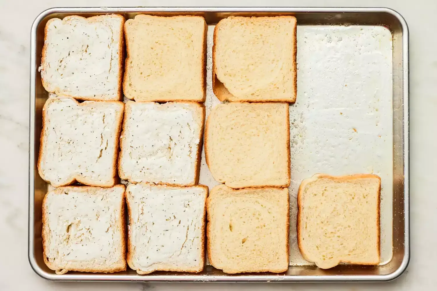 Sándwiches de queso gratinados en bandeja para horno