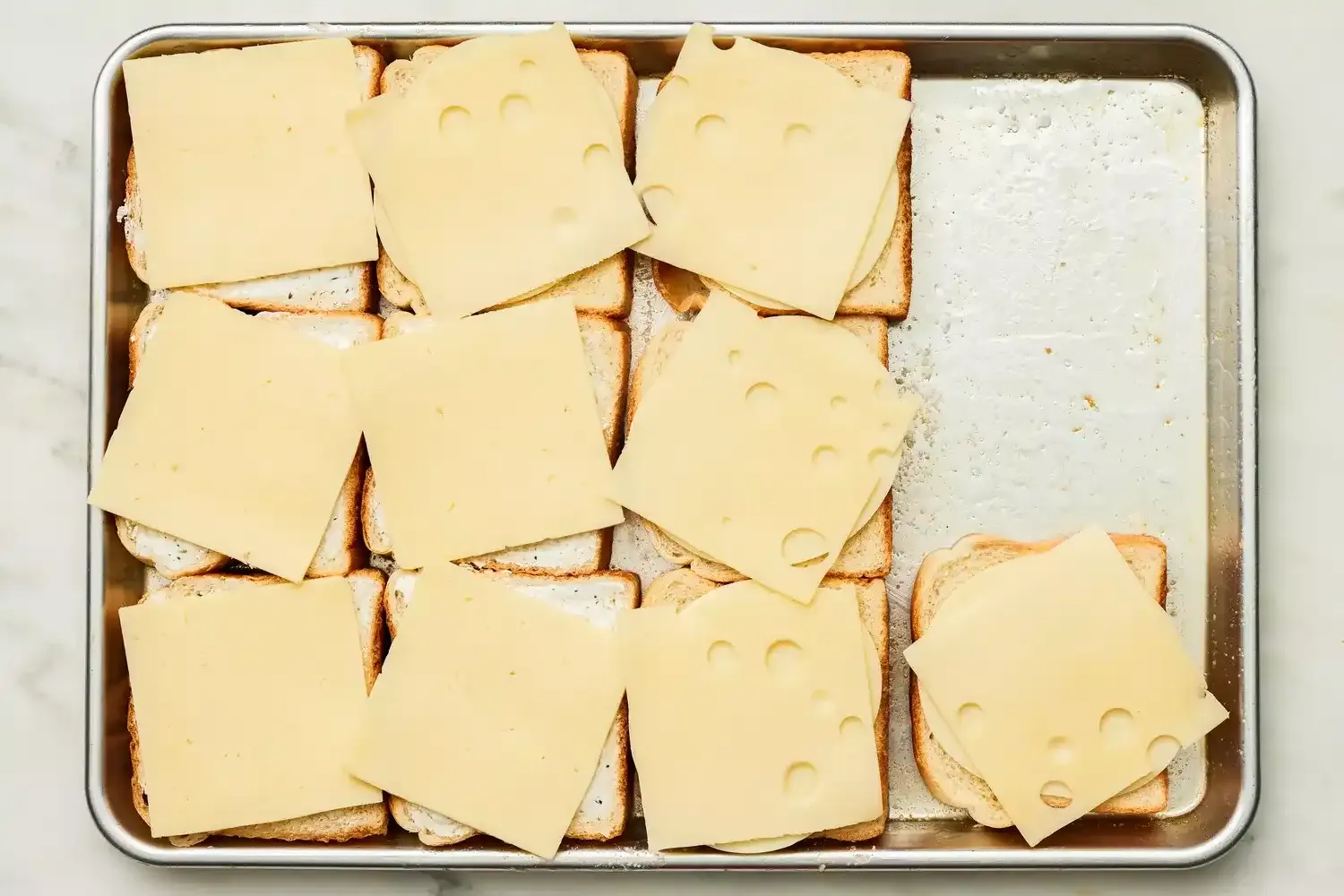 Sándwiches de queso gratinados en bandeja para horno