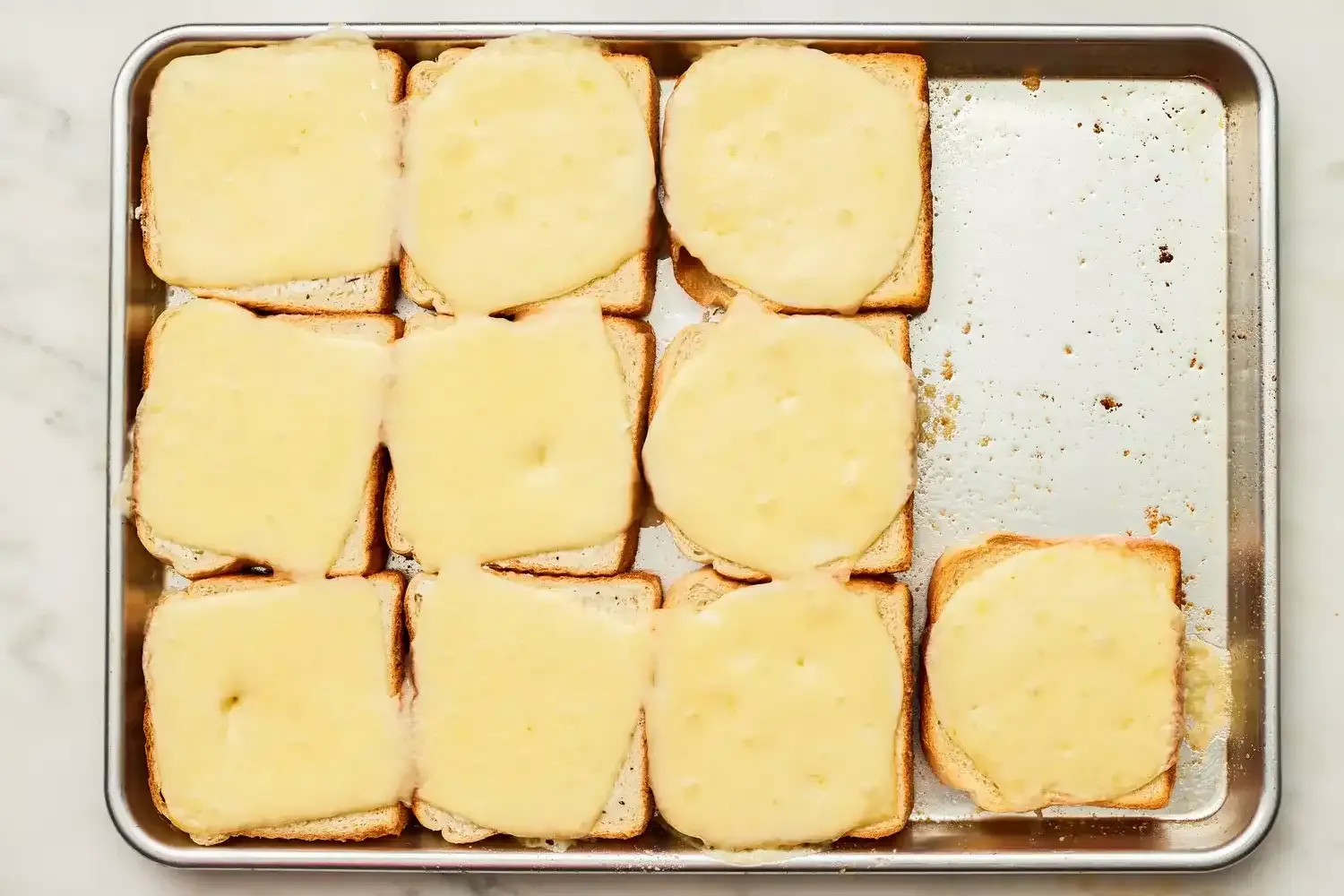 Sándwiches de queso gratinados en bandeja para horno