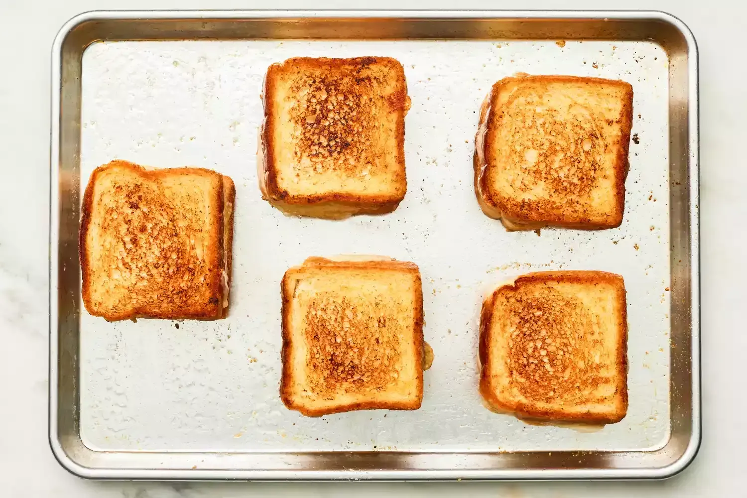 Sándwiches de queso gratinados en bandeja para horno