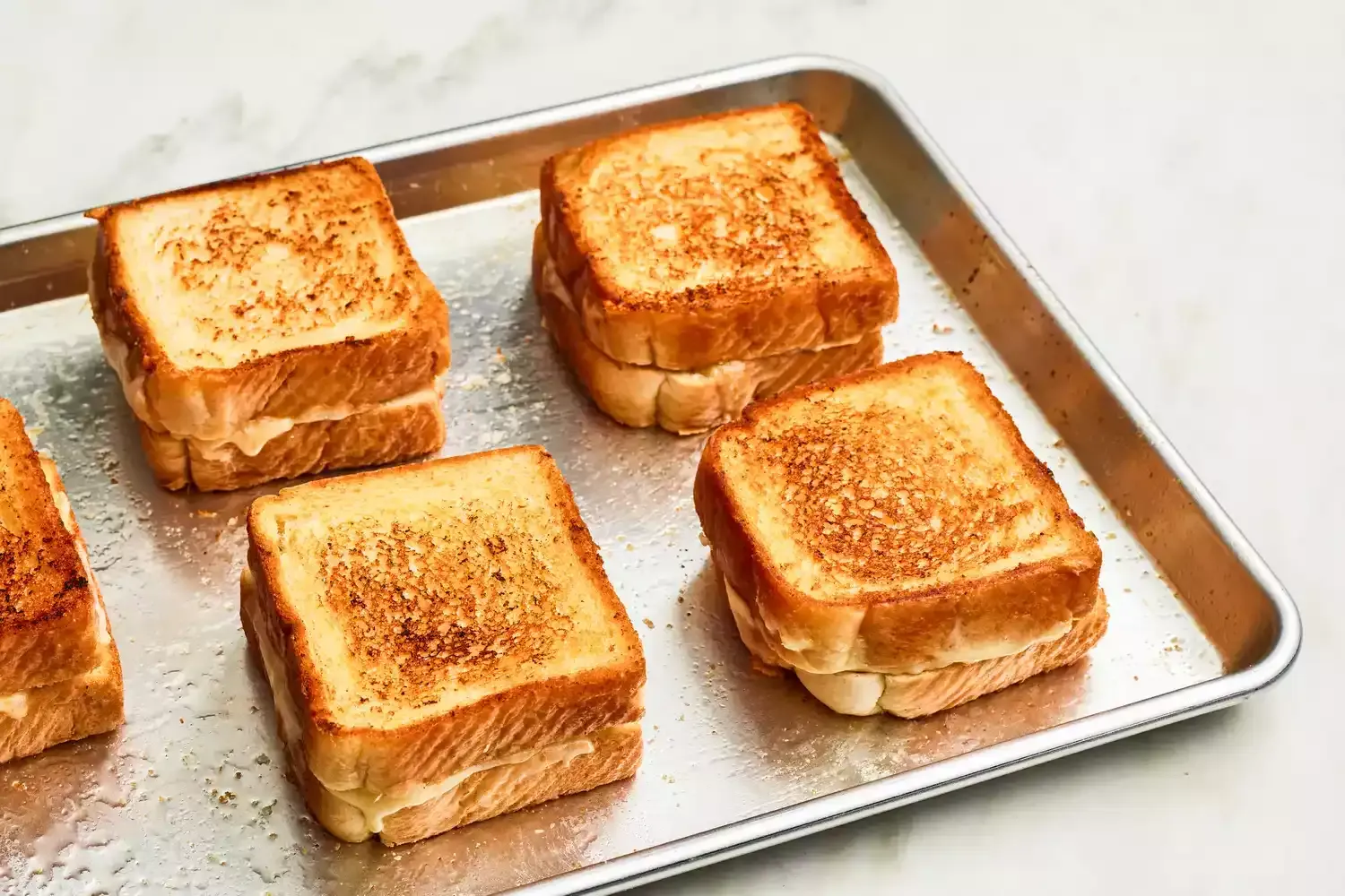 Sándwiches de queso gratinados en bandeja para horno