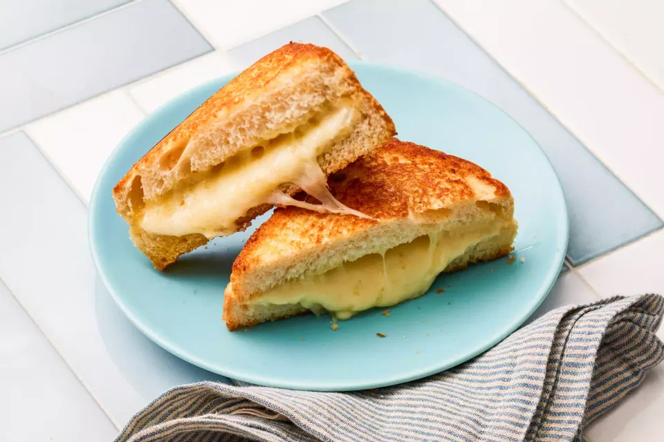 Sándwiches de queso gratinados en bandeja para horno