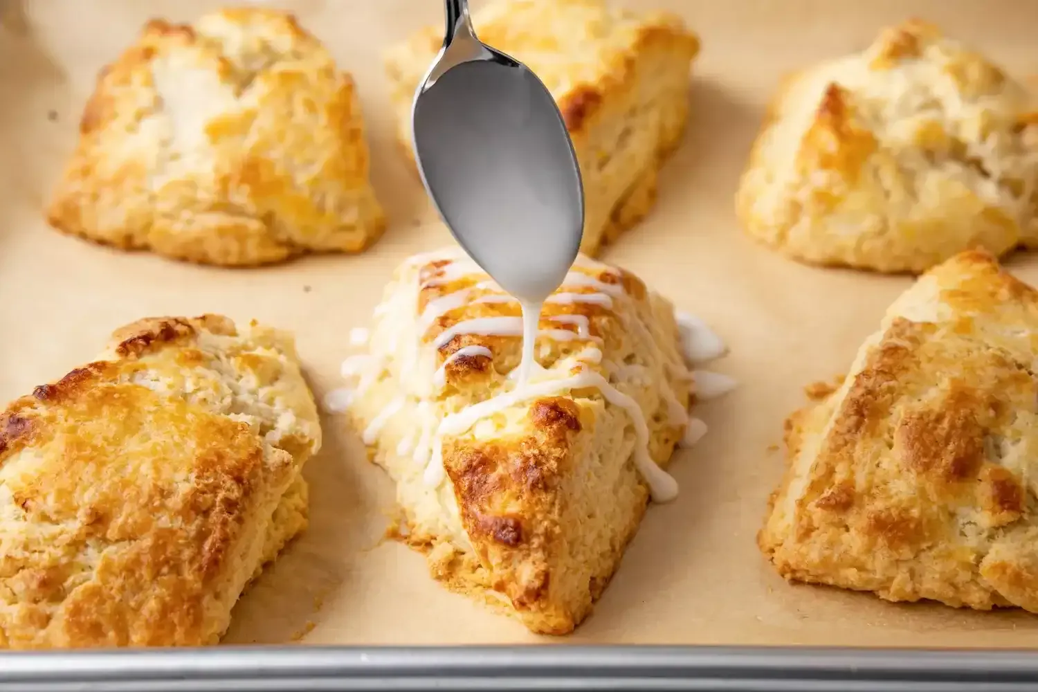 Scones de limón con glaseado de limón: Deliciosos y refrescantes para disfrutar en cualquier ocasión