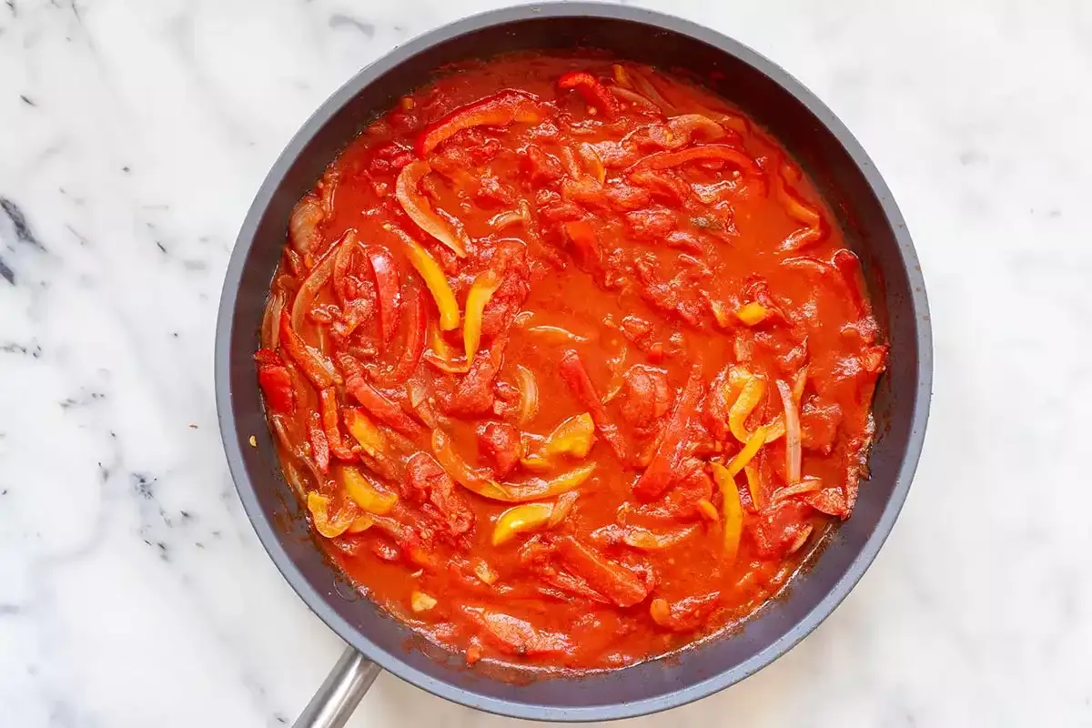 Shakshuka con Feta, Aceitunas y Pimientos: Receta fácil y sabrosa de huevo en salsa de tomate