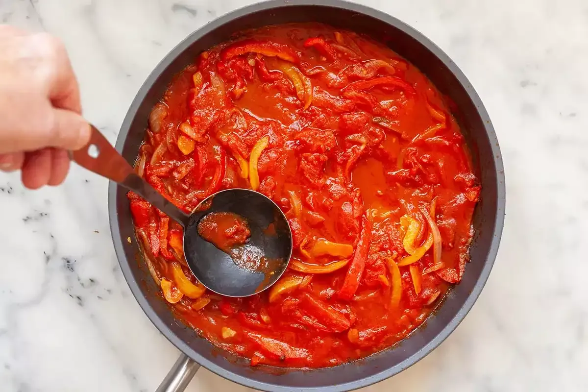 Shakshuka con Feta, Aceitunas y Pimientos: Receta fácil y sabrosa de huevo en salsa de tomate