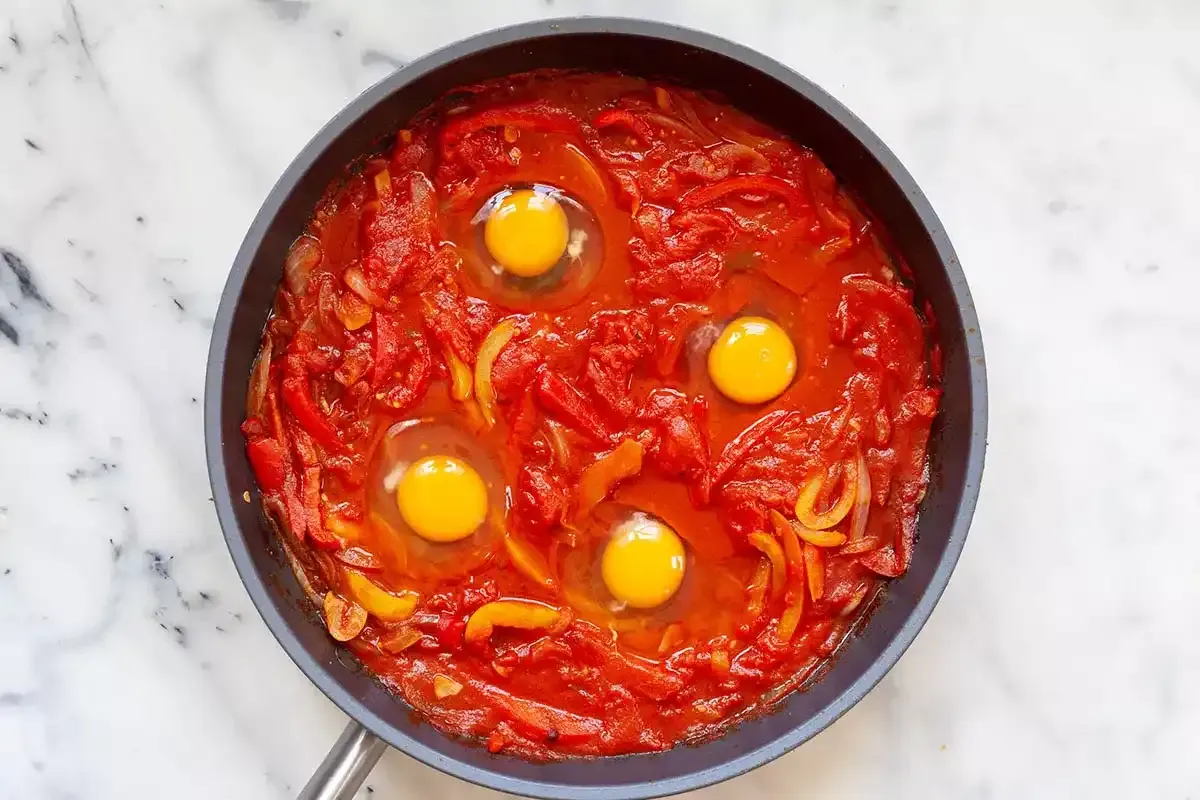 Shakshuka con Feta, Aceitunas y Pimientos: Receta fácil y sabrosa de huevo en salsa de tomate