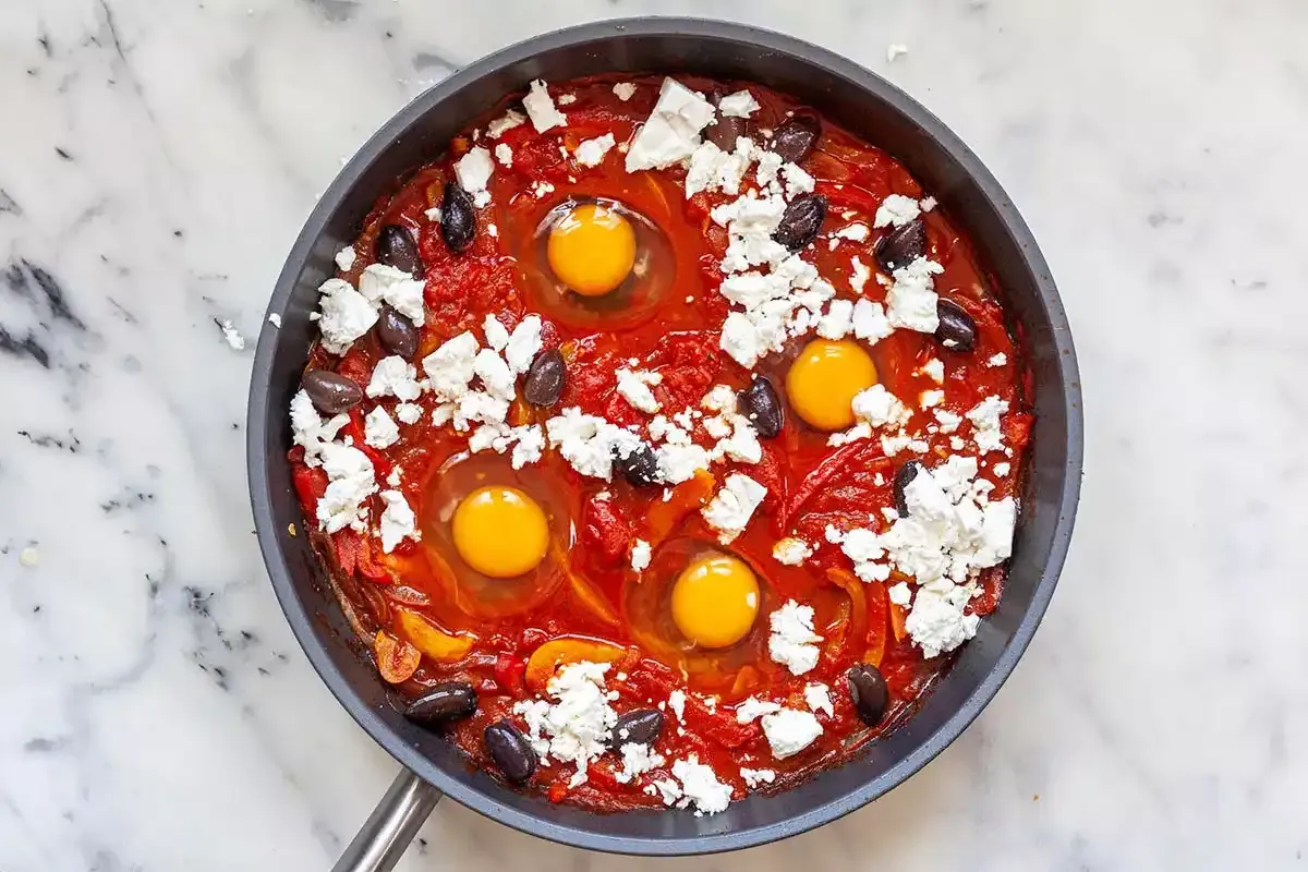 Shakshuka con Feta, Aceitunas y Pimientos: Receta fácil y sabrosa de huevo en salsa de tomate