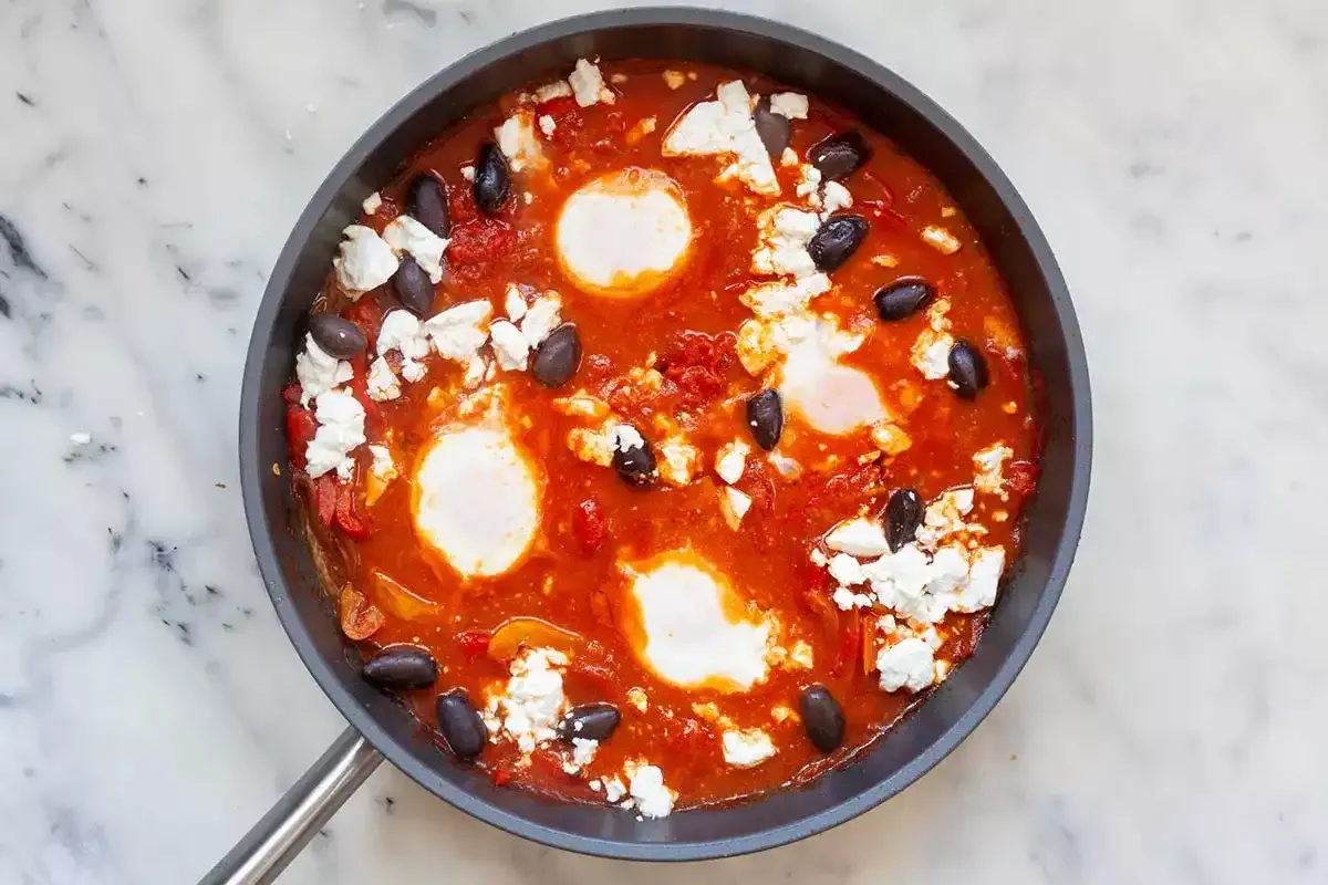 Shakshuka con Feta, Aceitunas y Pimientos: Receta fácil y sabrosa de huevo en salsa de tomate