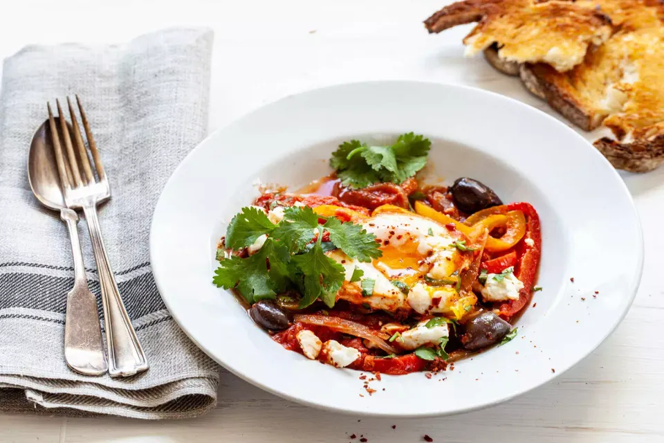 Shakshuka con Feta, Aceitunas y Pimientos