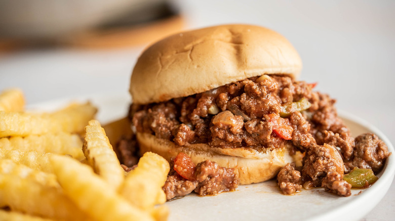 Sloppy Joes Caseros: La Receta Rápida y Deliciosa para Cenas Familiares Inolvidables