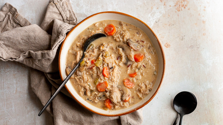 Sopa Cremosa de Pollo y Arroz Salvaje: Una Receta Reconfortante para el Alma