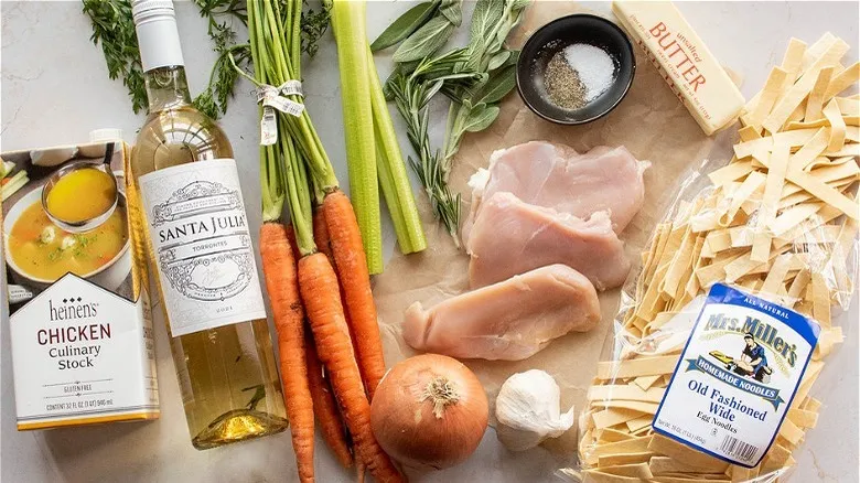 Sopa de Fideos con Pollo Casera: Receta Confortante para Combatir el Resfriado