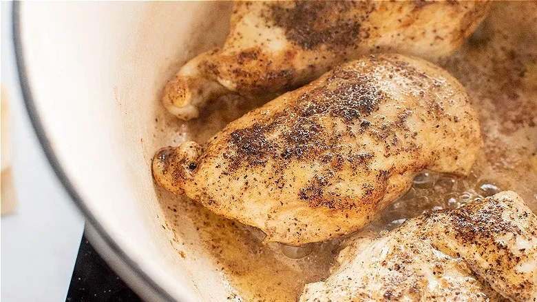 Sopa de Fideos con Pollo Casera: Receta Confortante para Combatir el Resfriado
