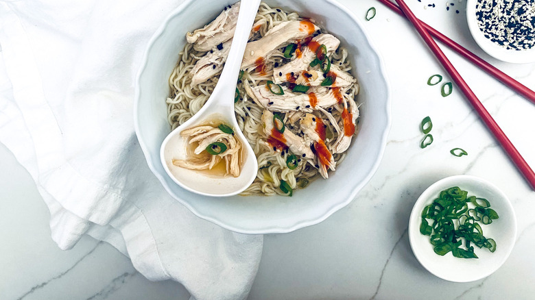 Sopa de Fideos con Pollo y Jengibre Picante: El Confort Esencial para tu Bienestar