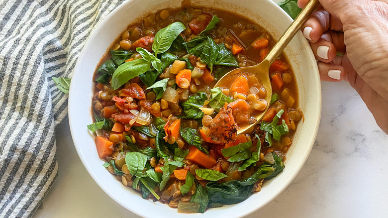 Sopa de Lentejas Nutritiva: La Receta Esencial para Comidas Saludables y Preparación Eficiente