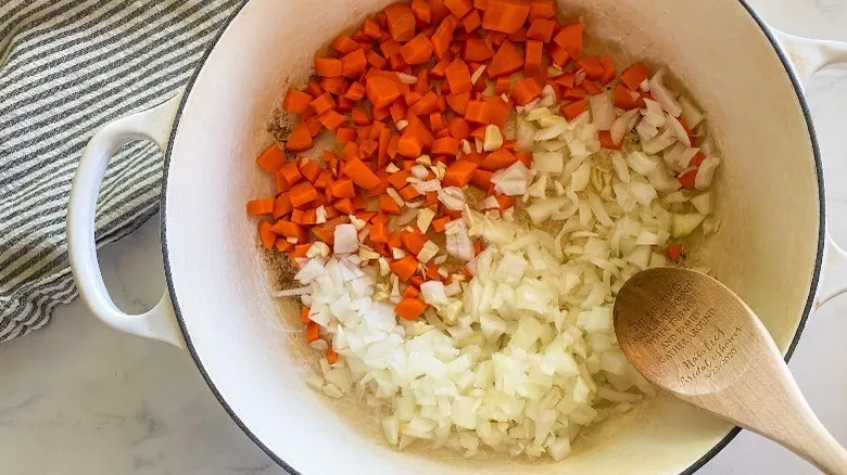 Sopa de Lentejas Nutritiva: La Receta Esencial para Comidas Saludables y Preparación Eficiente