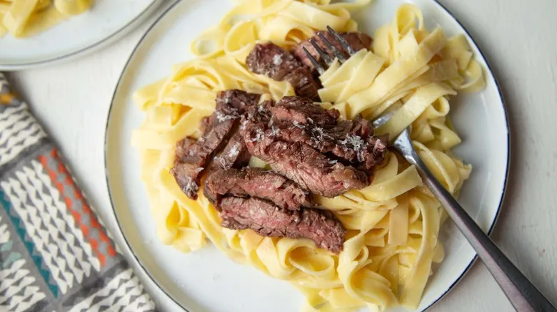 Steak Alfredo Clásico y Cremoso: La Receta Definitiva sin Crema Añadida