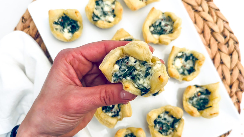 Tartaletas de Hojaldre con Espinaca y Tres Quesos: Receta Fácil para Impresionar