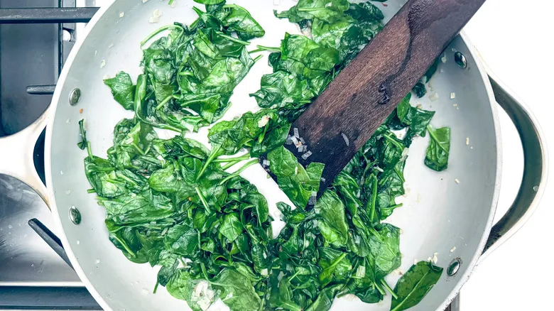 Tartaletas de Hojaldre con Espinaca y Tres Quesos: Receta Fácil para Impresionar