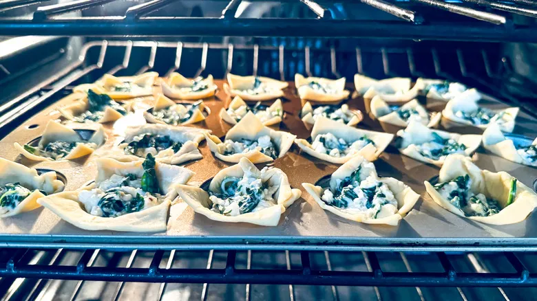 Tartaletas de Hojaldre con Espinaca y Tres Quesos: Receta Fácil para Impresionar