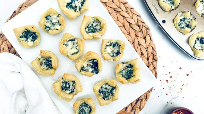 Tartaletas de Hojaldre con Espinaca y Tres Quesos: Receta Fácil para Impresionar