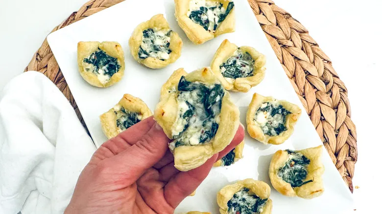 Tartaletas de Hojaldre con Espinaca y Tres Quesos: Receta Fácil para Impresionar