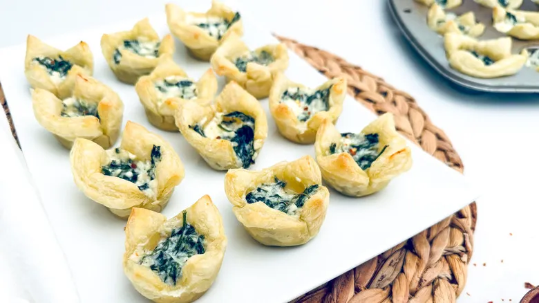 Tartaletas de Hojaldre con Espinaca y Tres Quesos: Receta Fácil para Impresionar