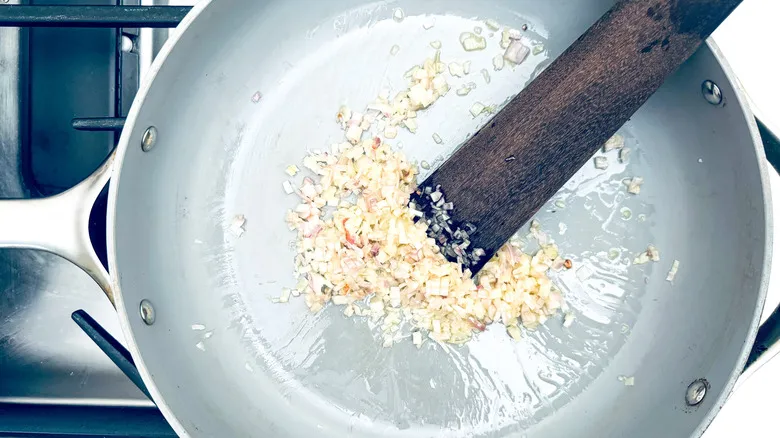 Tartaletas de Hojaldre con Espinaca y Tres Quesos: Receta Fácil para Impresionar