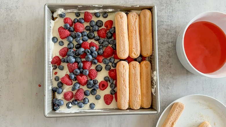 Tiramisú de Frutos Rojos: Receta Clásica con un Toque Fresco y Elegante