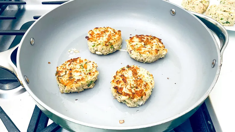 Tortitas de Atún Fritas con Mayonesa Sriracha: Receta Fácil y Rápida para Deleitar tu Paladar