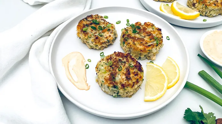 Tortitas de Atún Fritas con Mayonesa Sriracha: Receta Fácil y Rápida para Deleitar tu Paladar
