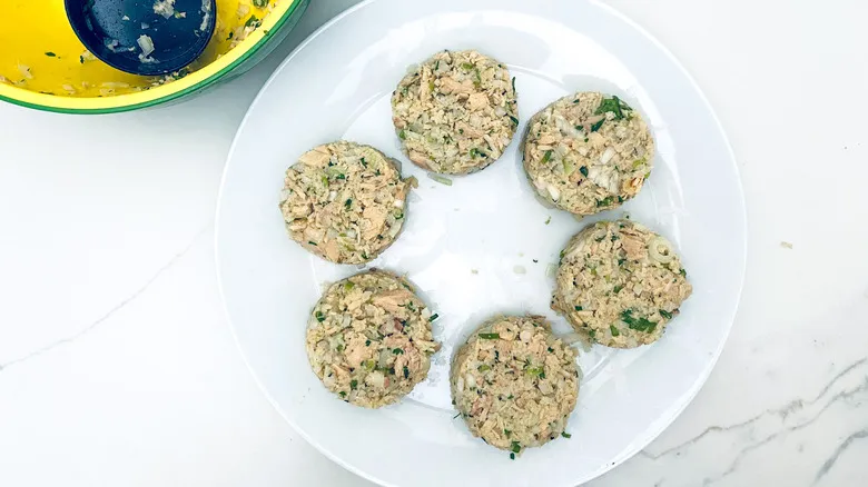 Tortitas de Atún Fritas con Mayonesa Sriracha: Receta Fácil y Rápida para Deleitar tu Paladar